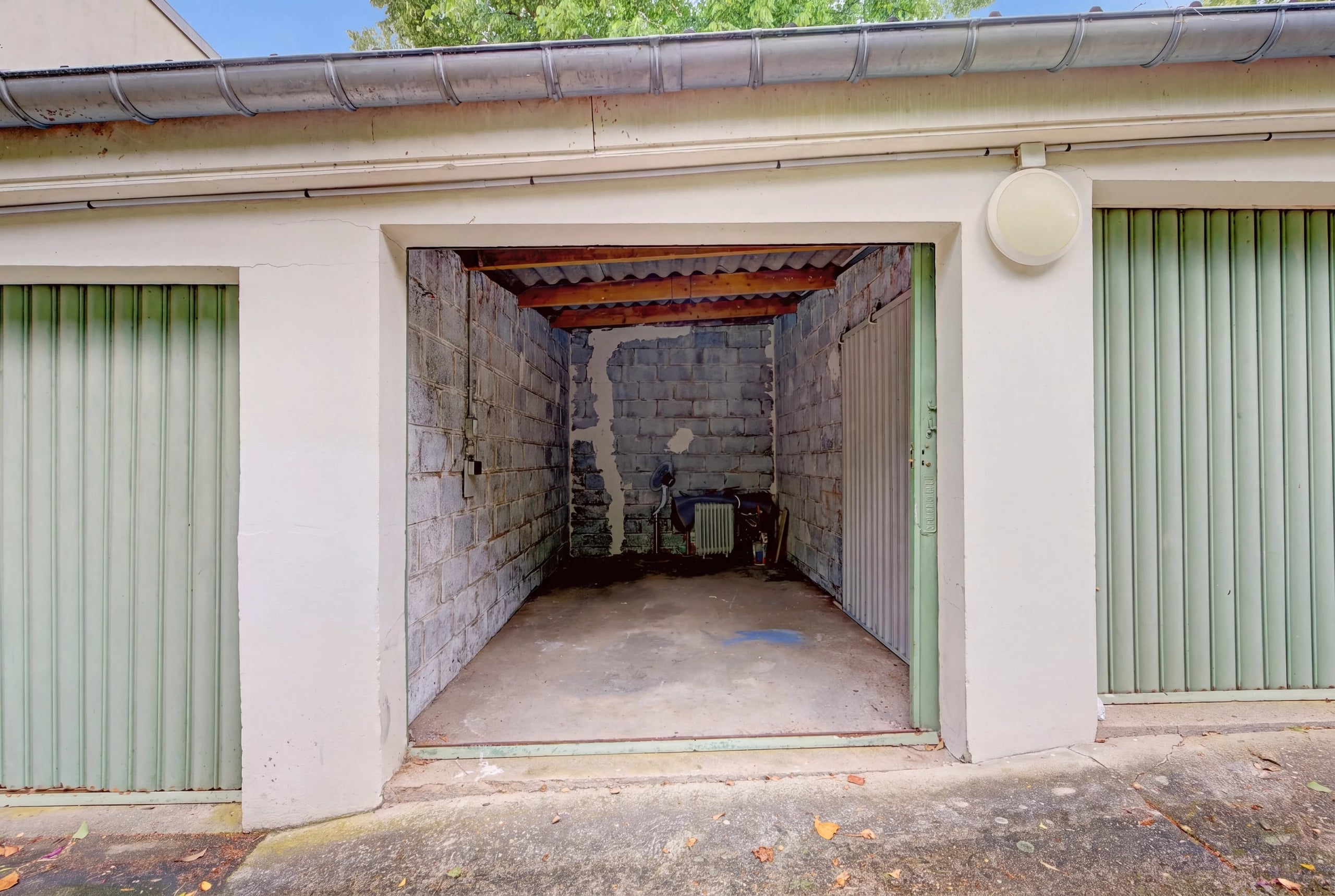 MONTRETOUT ULTRA CENTRE, BOX FERMÉ AU SEIN D'UNE COPROPRIÉTÉ SÉCURISÉE